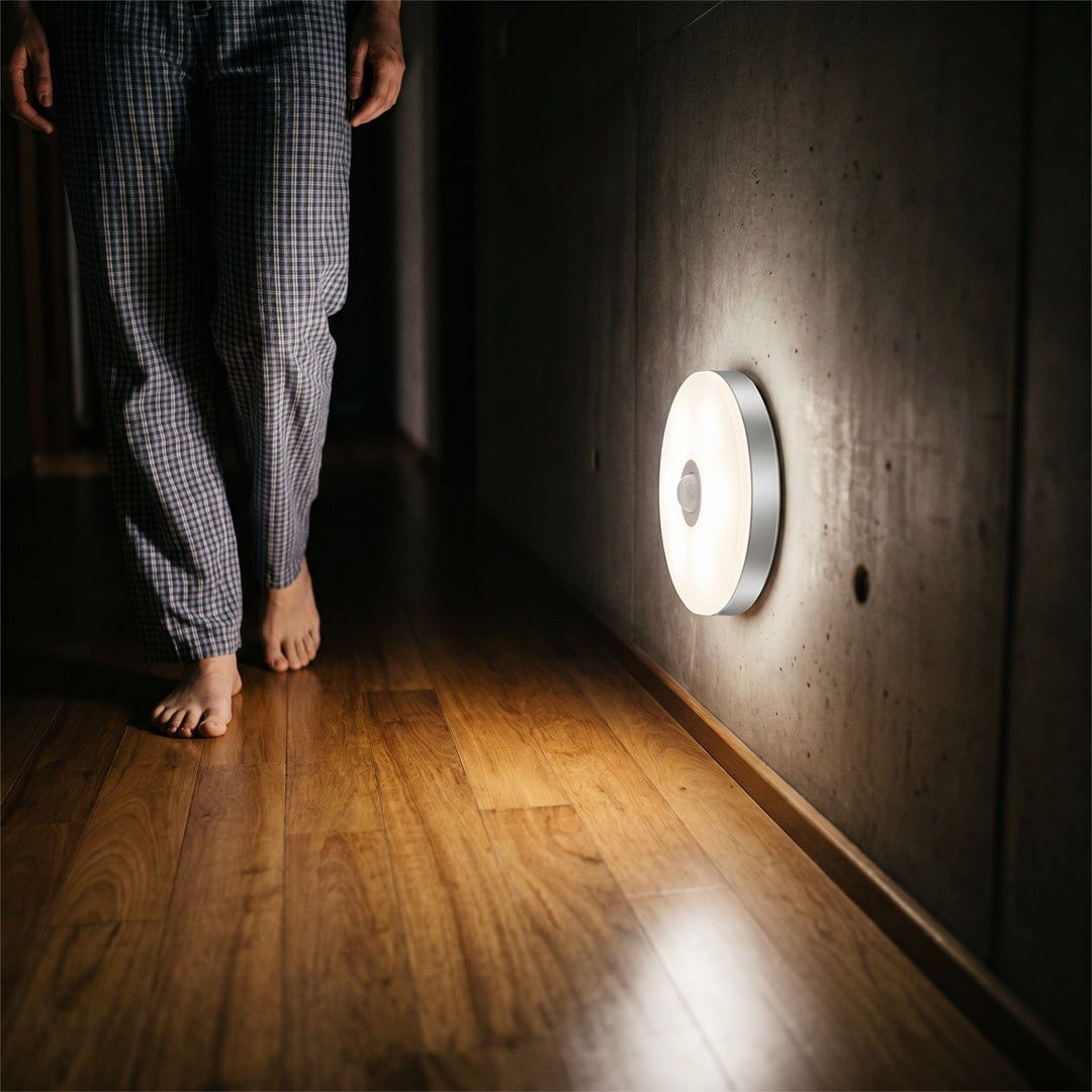 Luz LED Sensor Movimiento - escena pasillo nocturno